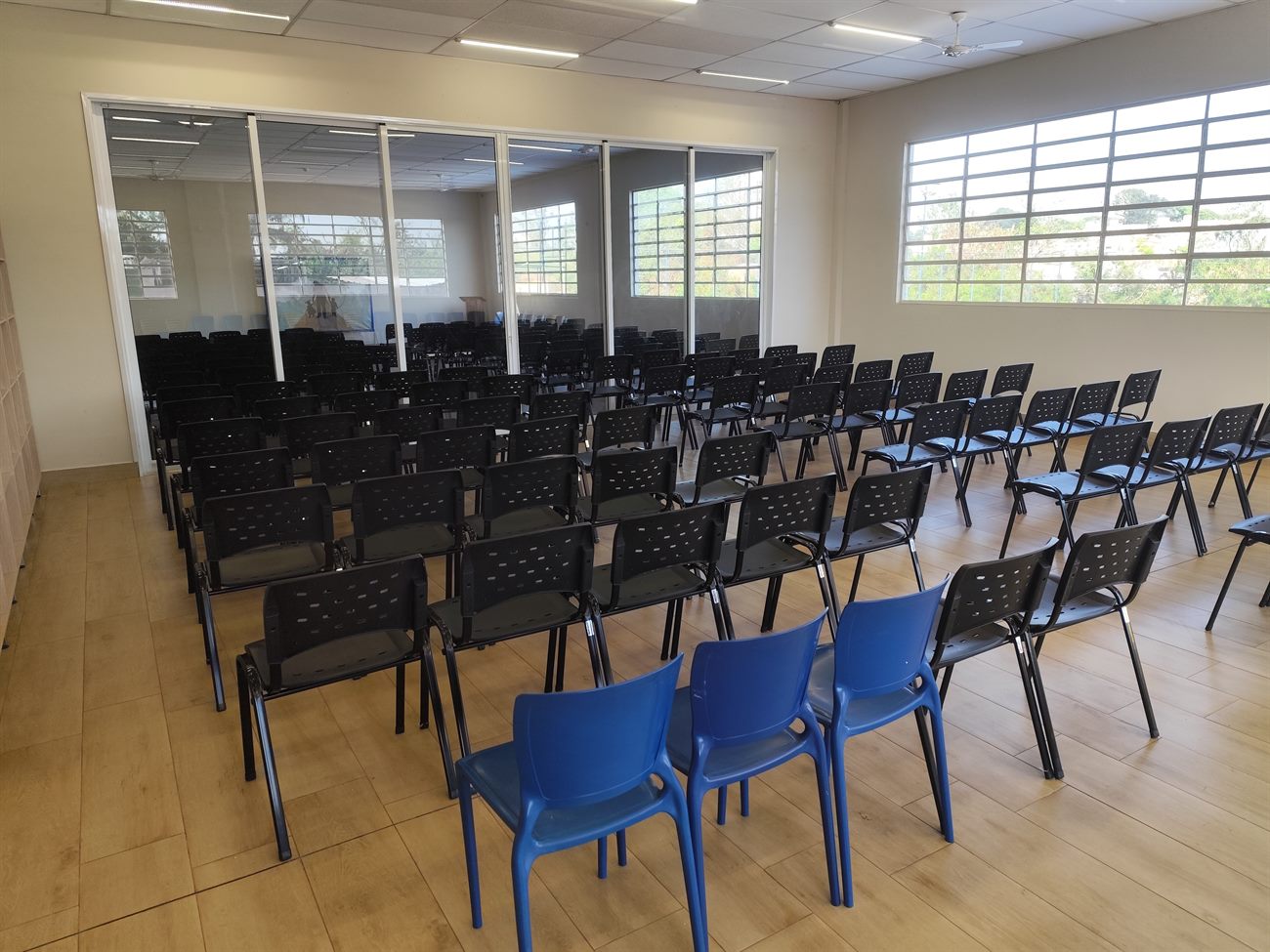 Auditório do colégio com as cadeiras enfileiradas