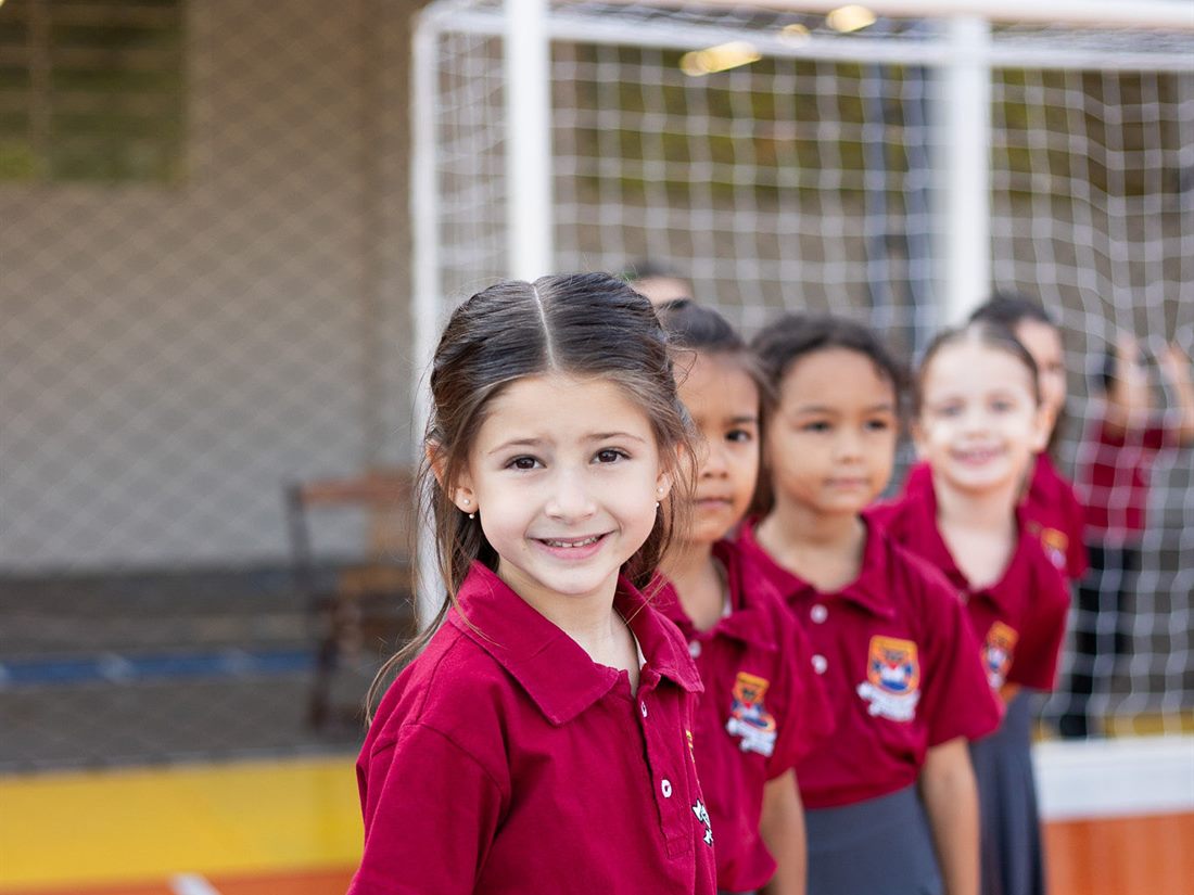 Alunas da Educação Infantil enfileiradas na quadra