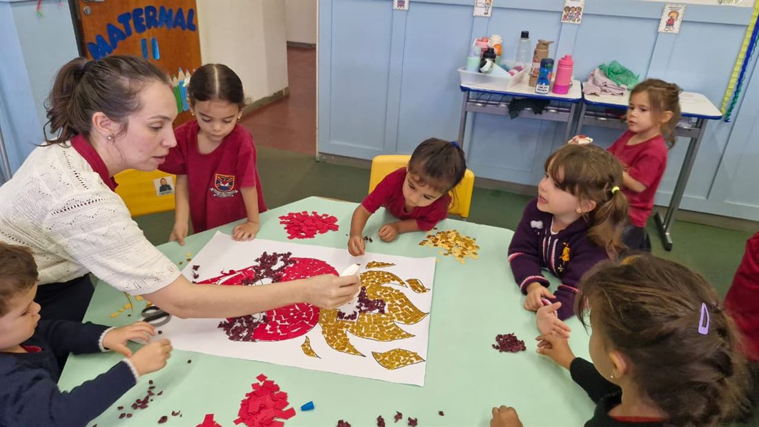 Turma do Maternal em atividade de artes com a professora