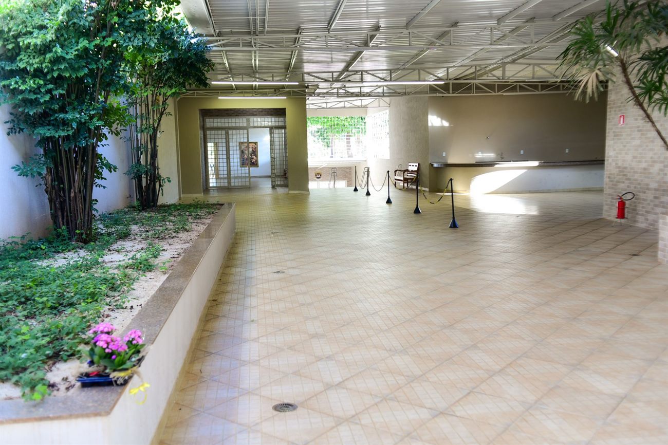 Pátio coberto com jardim interno