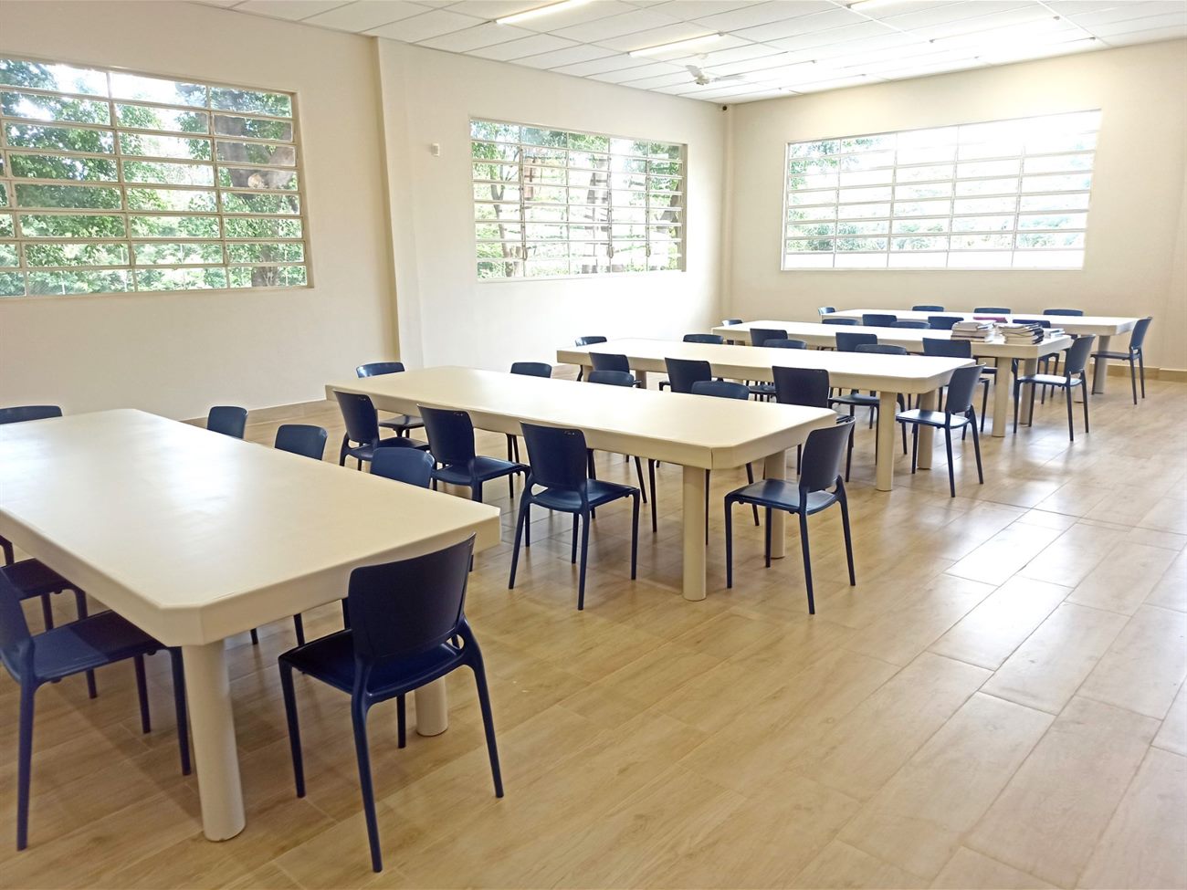Sala ampla com mesas coletivas